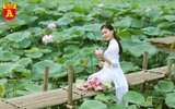 Thiếu nữ Hà thành nô nức khoe sắc cùng mùa sen nở